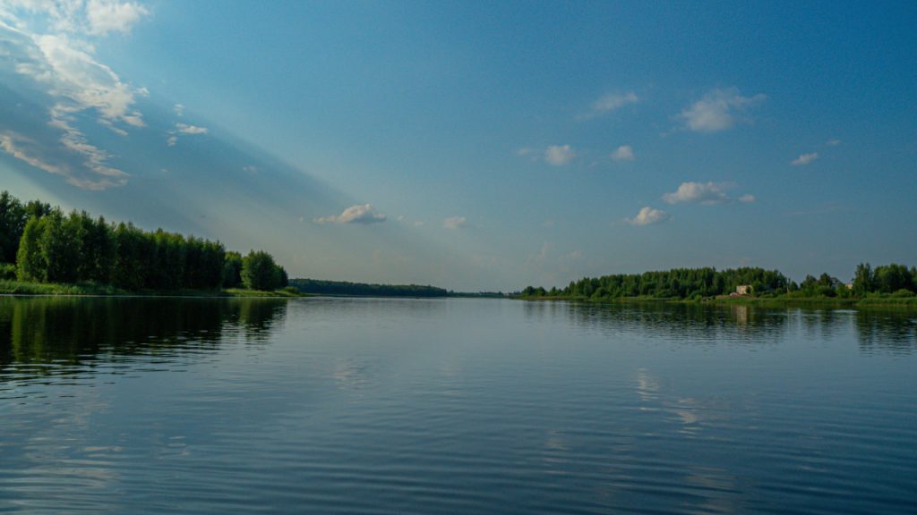 Отражение синего неба в озере