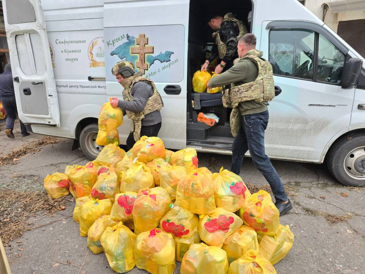 Из газели выгружают гуманитарную помощь