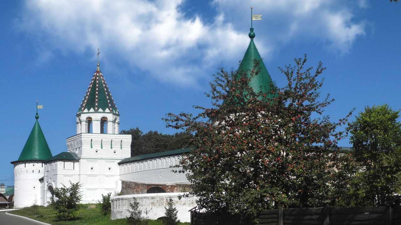 Белые стены кремля с башнями