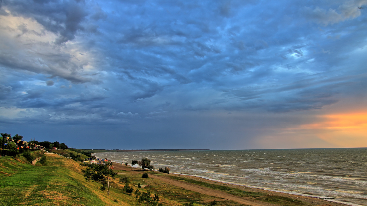 Город на берегу моря в лучах закатного солнца