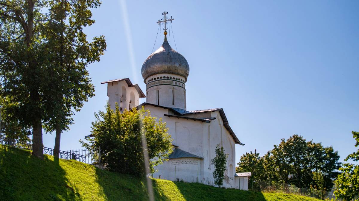 Православный белокаменный храм