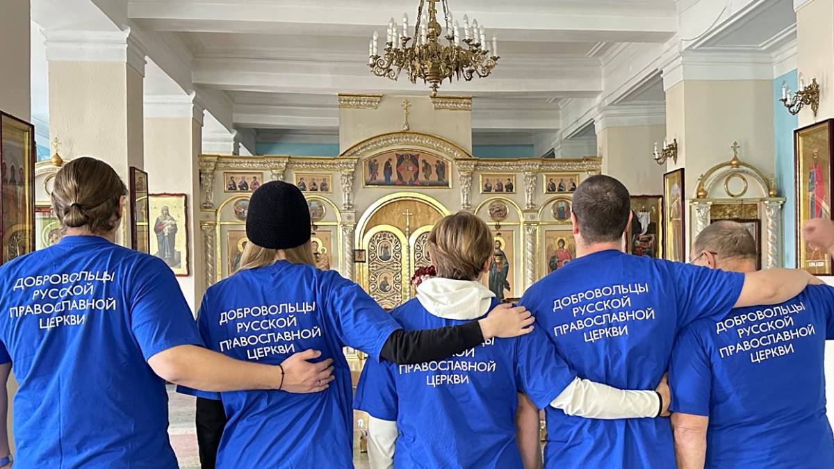Волонтёры Патриаршей гуманитарной миссией стоят в храме