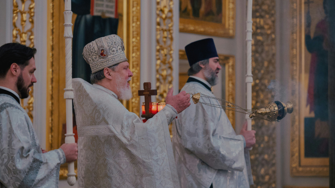 Батюшки поют в церкви