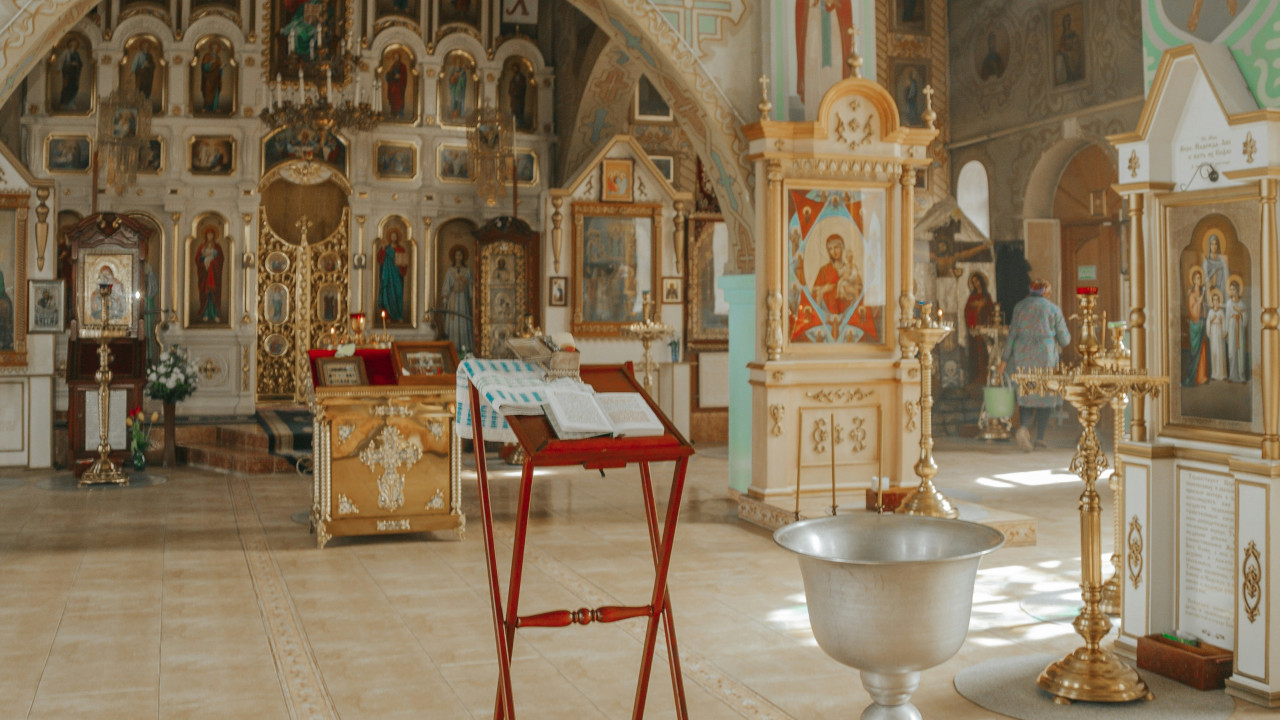 В церкви стоит купель для крещения
