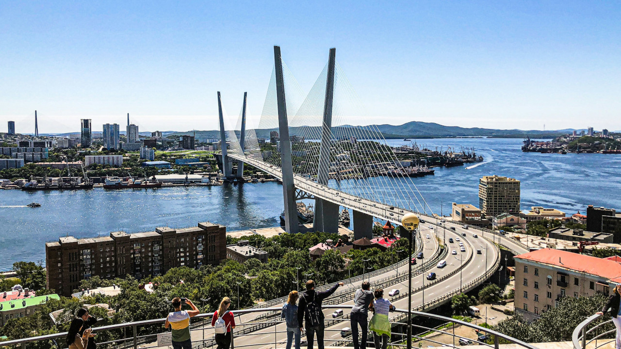 Вид на бухту и мост со смотровой площадки