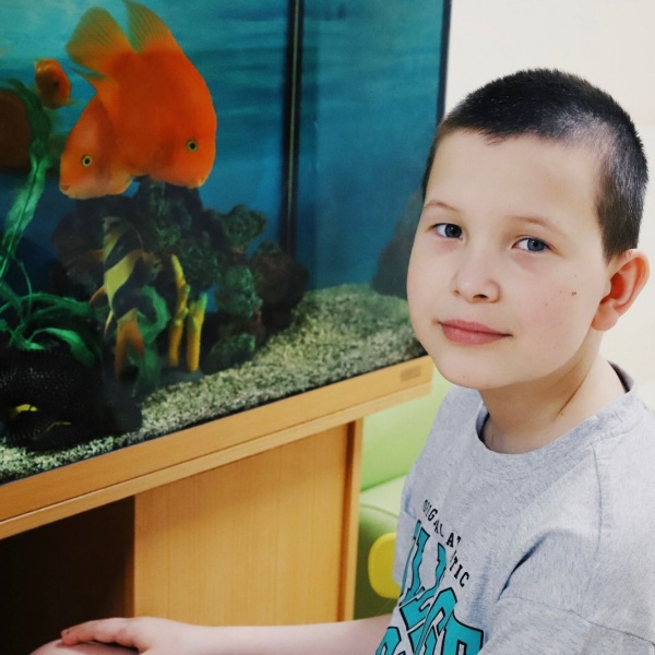 Мальчик сидит у стола