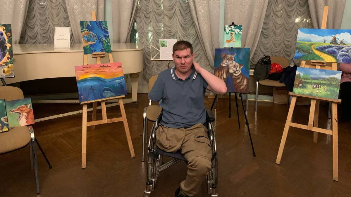 Мужчина без ноги на инвалидном кресле