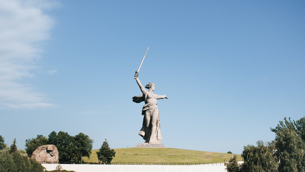 Памятник. Женщина с мечом в развивающейся одежде, зовущая за собой