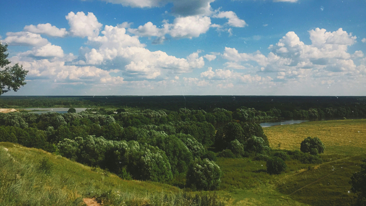 Холмистая долина с рекой