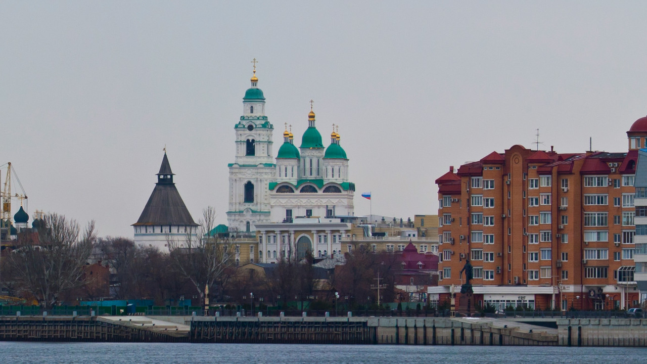 Белокаменный собор, с зелёными куполами, на берегу реки