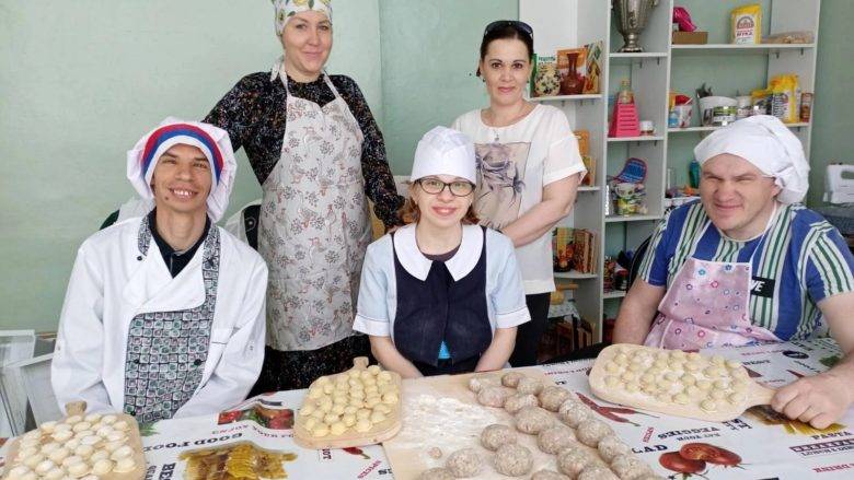 Молодые люди налепили пельменей