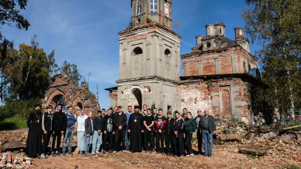 Большая компания людей на фоне разрушенного Преображенского храма