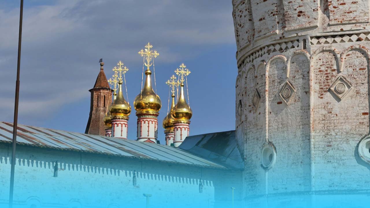 Белокаменный кремль и золотые купола церкви
