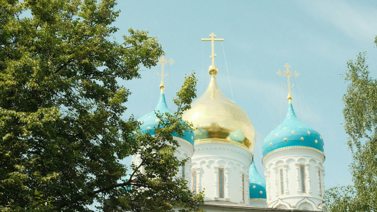 Золотые и голубые купола на фоне голубого неба