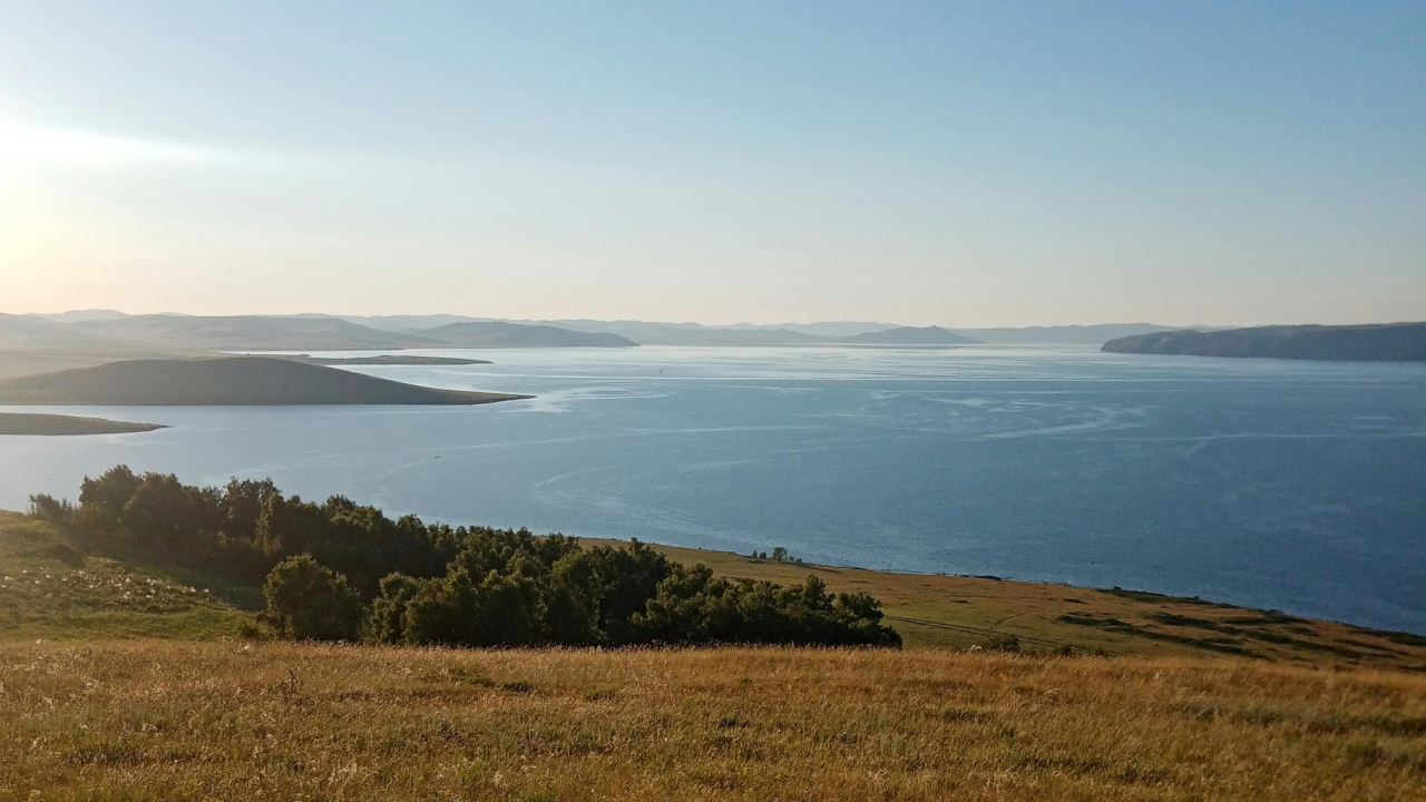 вид на широкую реку с холма