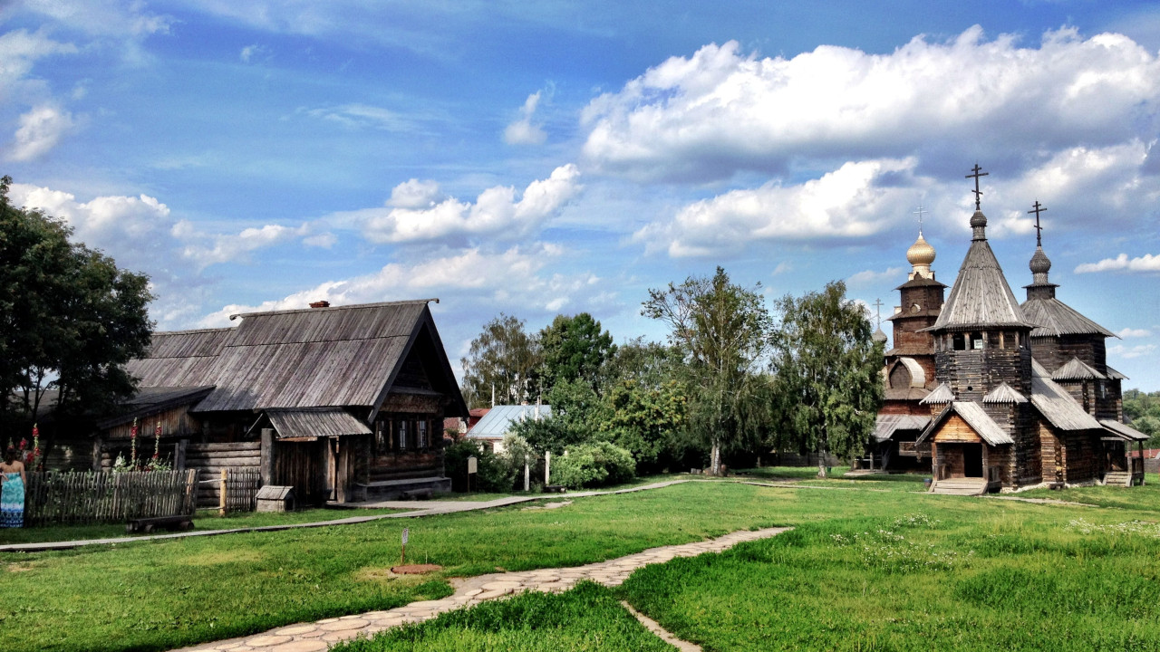 Деревянная церковь в солнечный день.