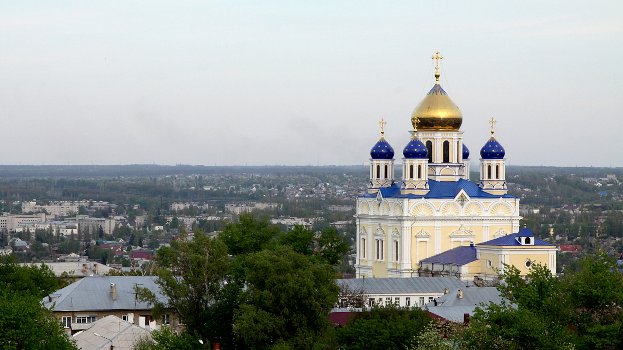 Церковь возвышается над городом