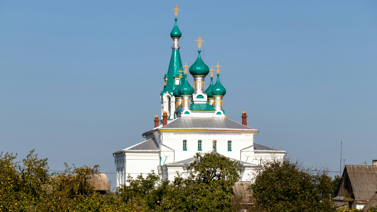 Белокаменная церковь с зелёными куполами