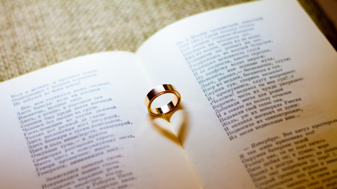 Кольцо лежит в середине раскрытой книги