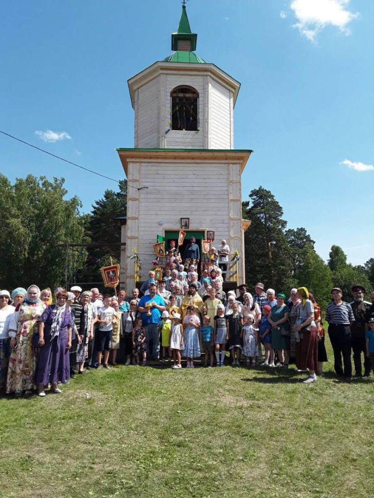 Прихожане на фоне православного храма