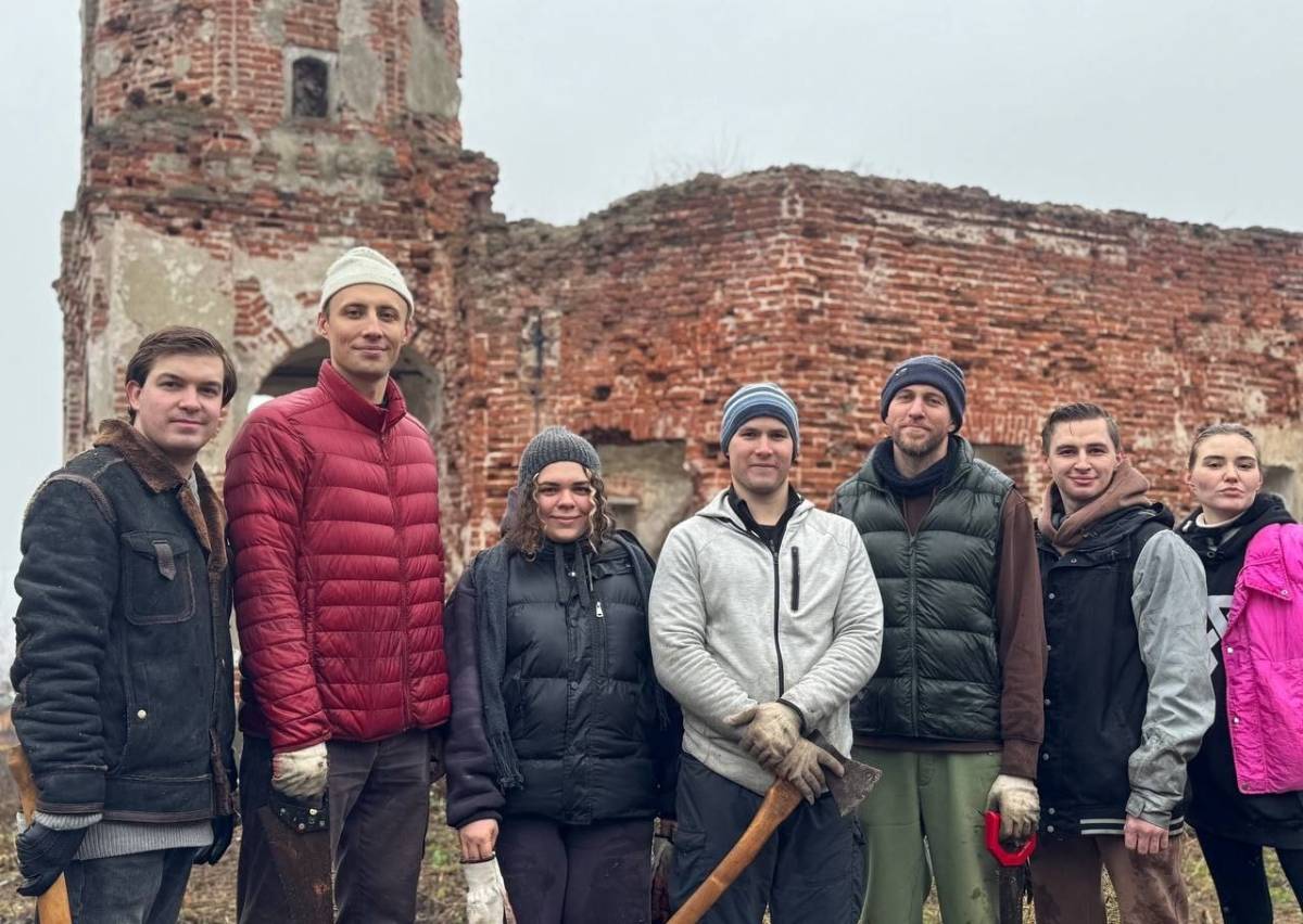 Люди на фоне разрушенного храма