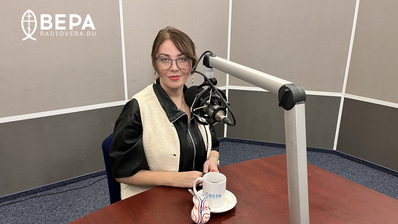 Юлия Клепикова в студии Радио ВЕРА