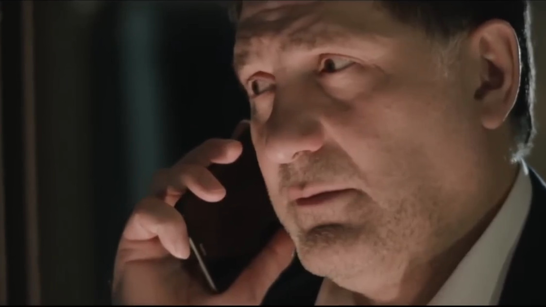 Мужчина говорит по мобильному телефону