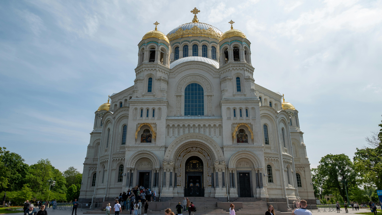 Белокаменный собор с красивыми куполами