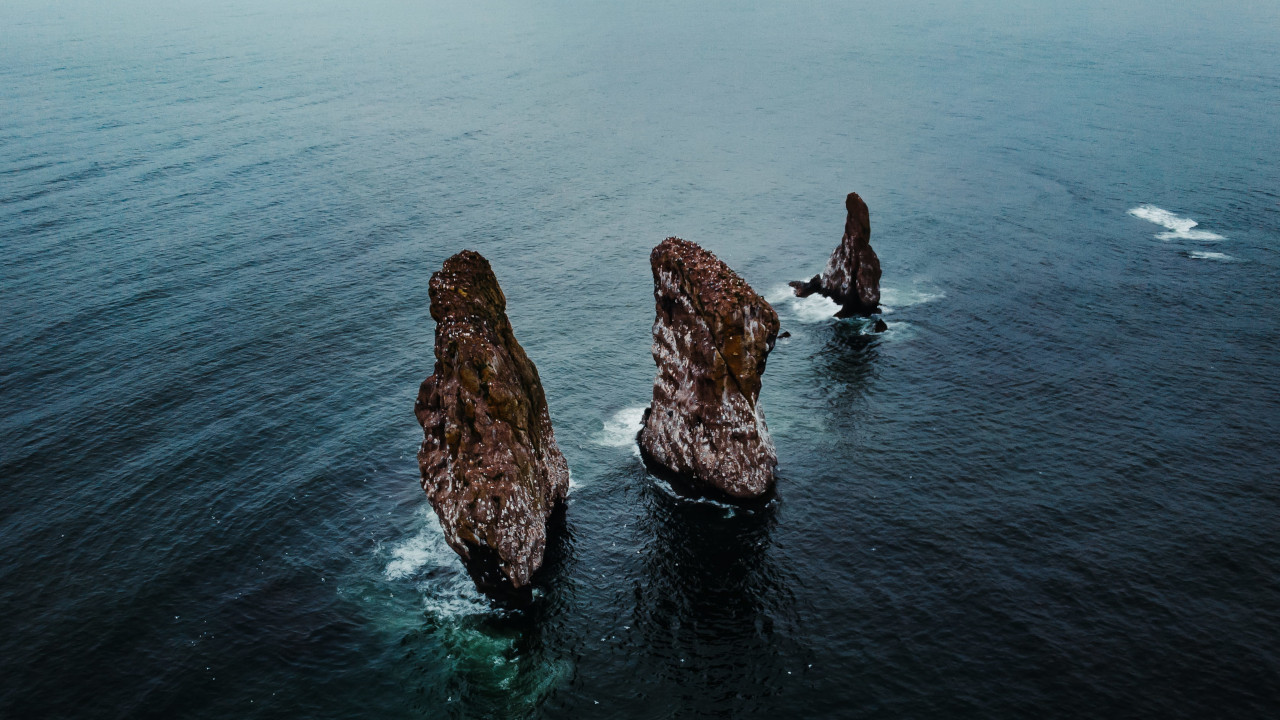 Символ Авачинской бухты - три вертикально стоящие в океане скалы (кекуры), названные "Три брата"