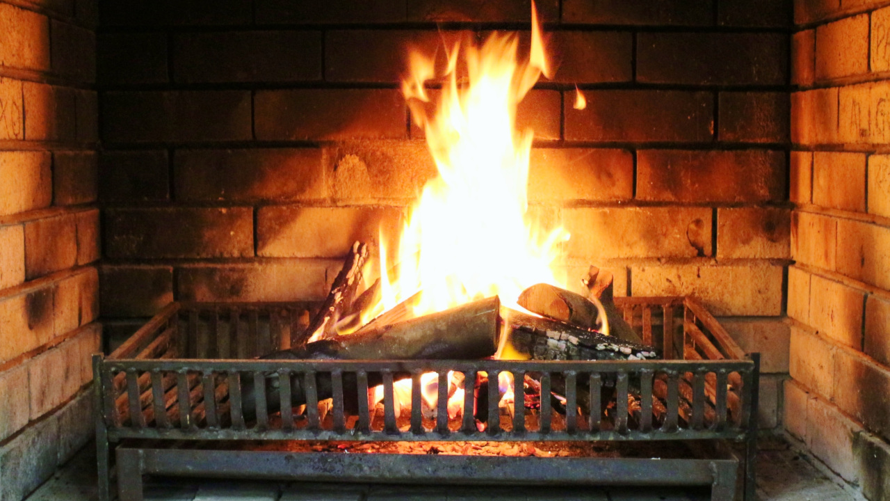 Горящий огонь в камине
