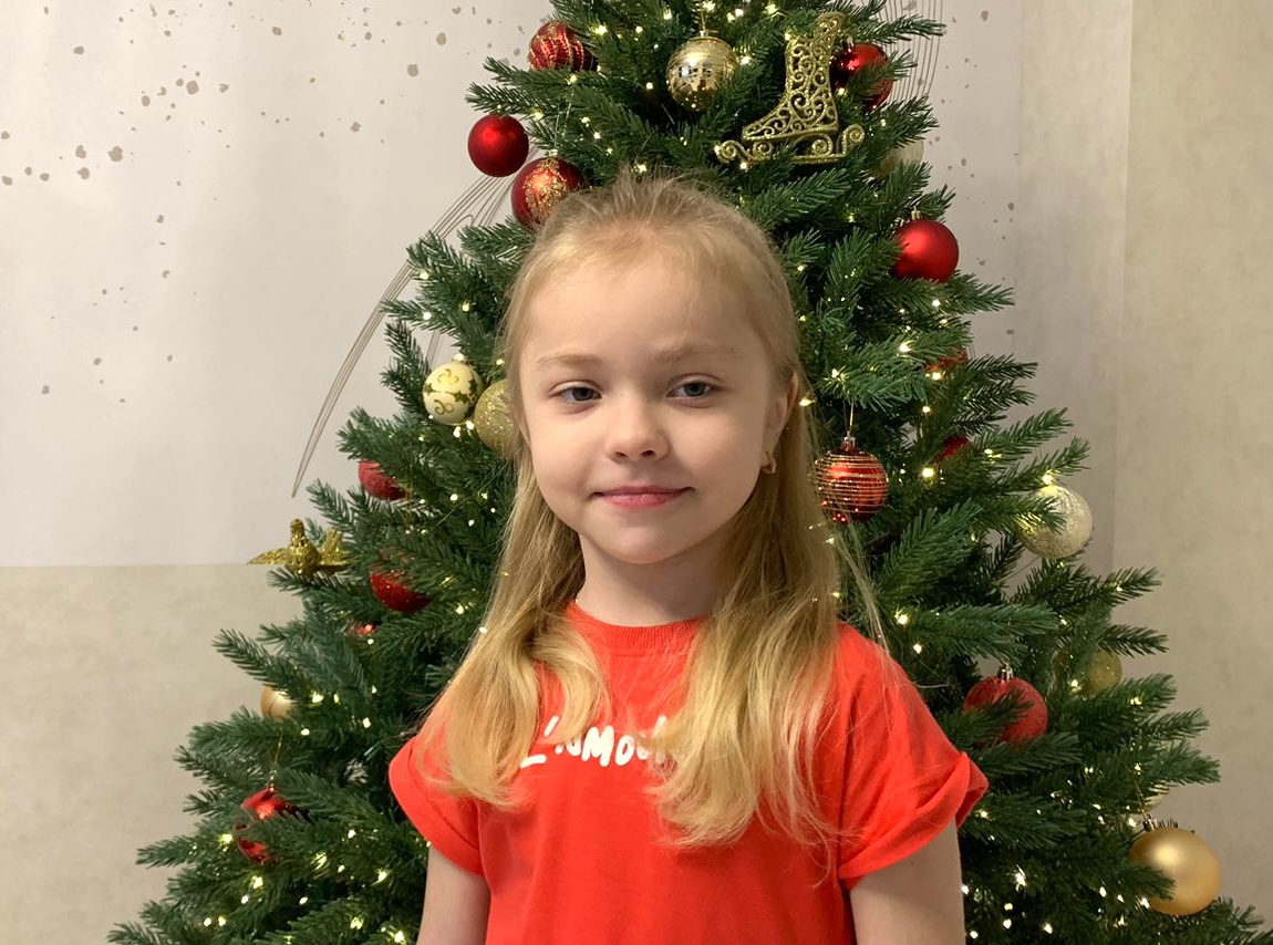 Даша Павлова возле новогодней ёлки