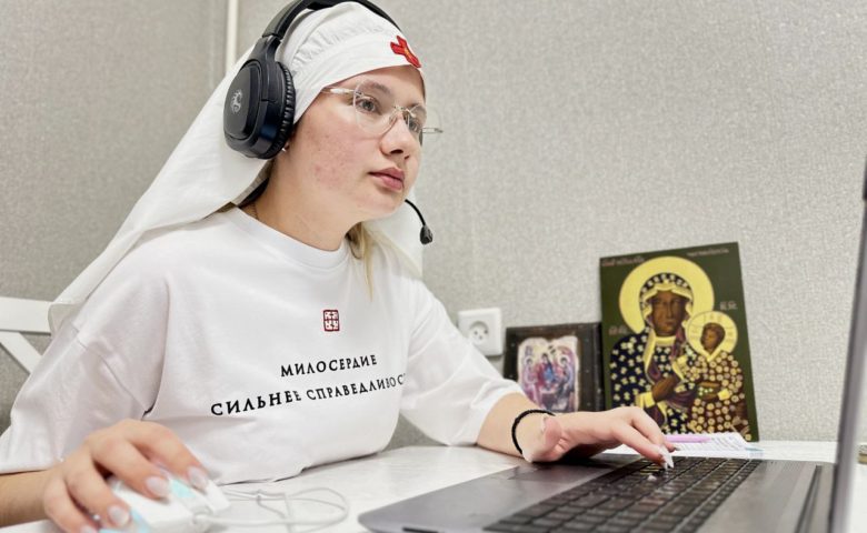 Сестра милосердия работает за компьютером