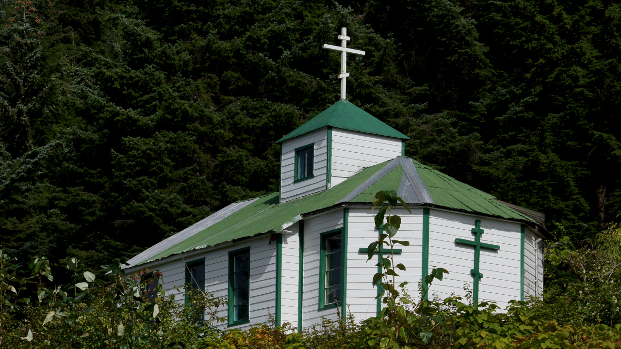 Белая: деревянная церковь с зелёной крышей