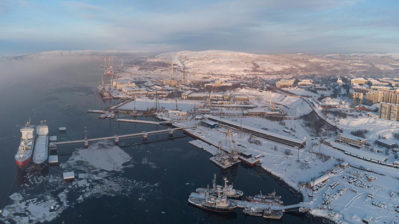 Заснеженный город на берегу залива