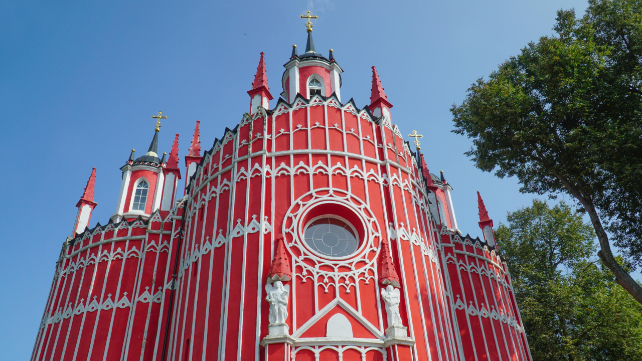 Ажурная, красная церковь