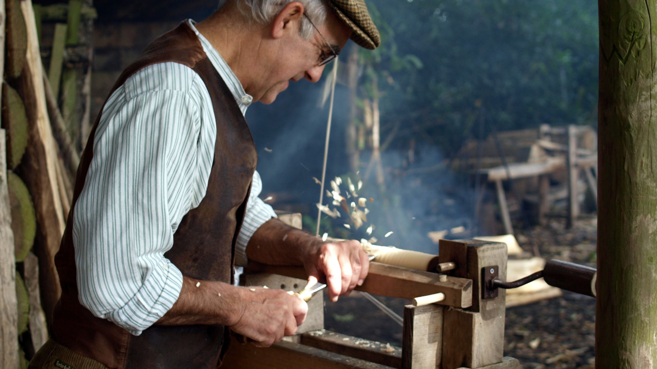 Мужчина обрабатывает дерево на станке