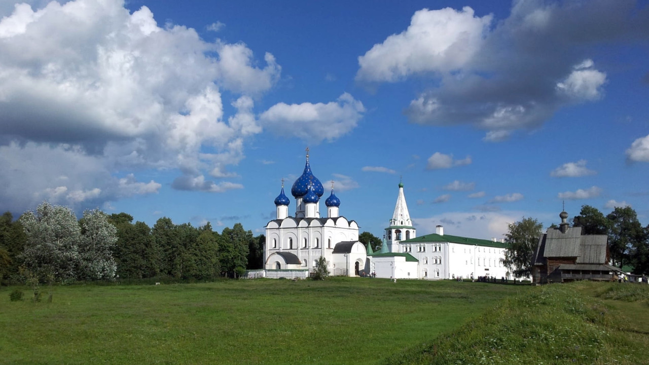 Белокаменная церковь с синими куполами