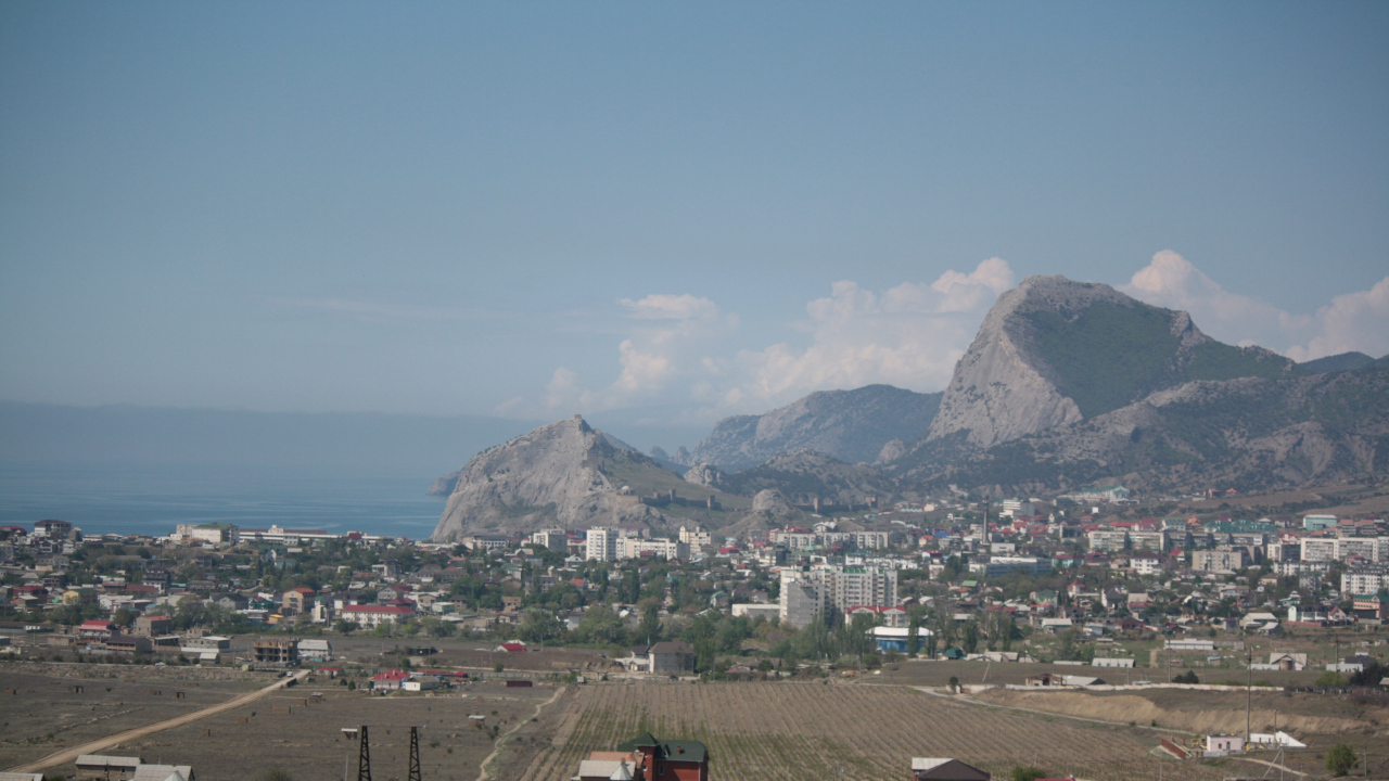 Поселок на фоне огромной скалы