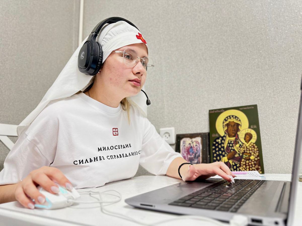 Сестра милосердия работает за ноутбуком