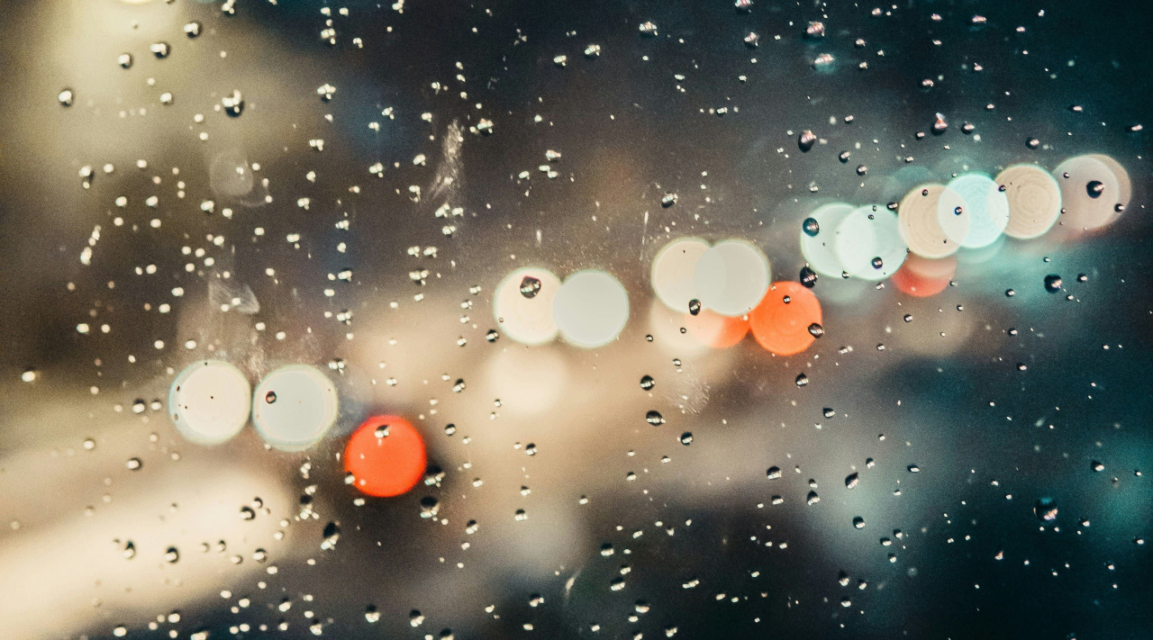 Дождевые капли на окне
