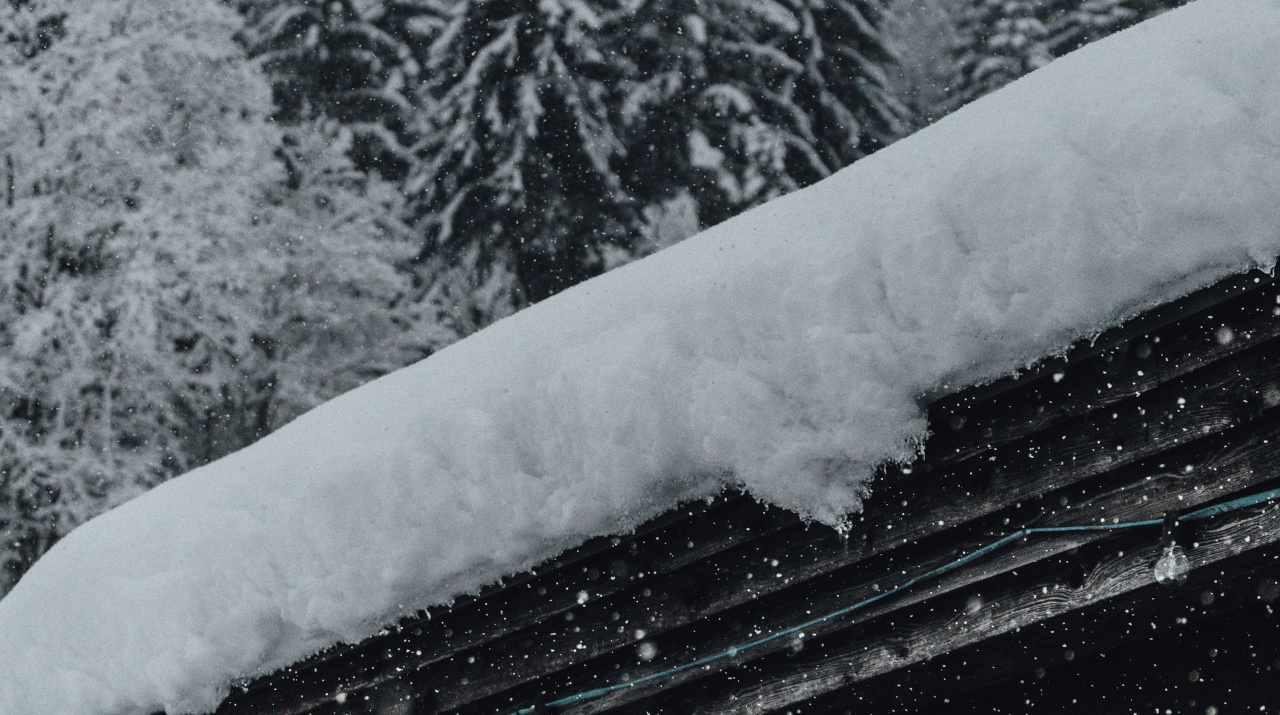 Снег на крыше