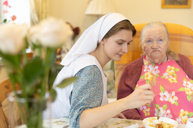 Сестра милосердия в доме для пожилых людей