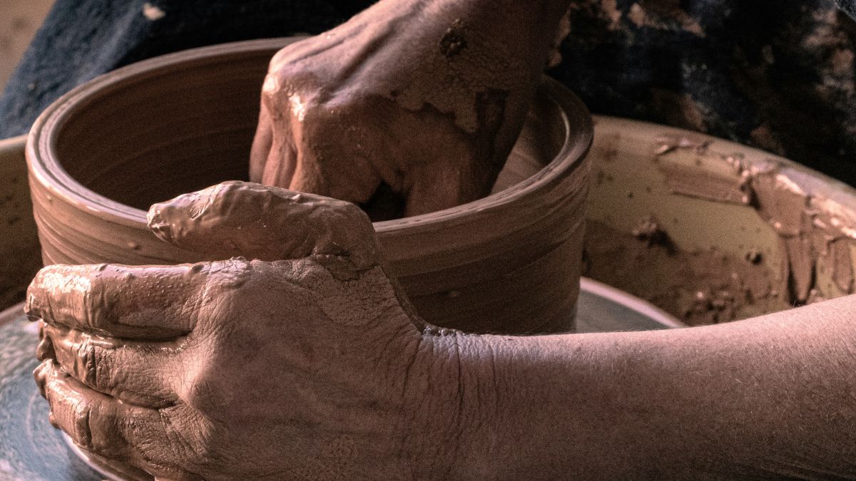 Работает гончар