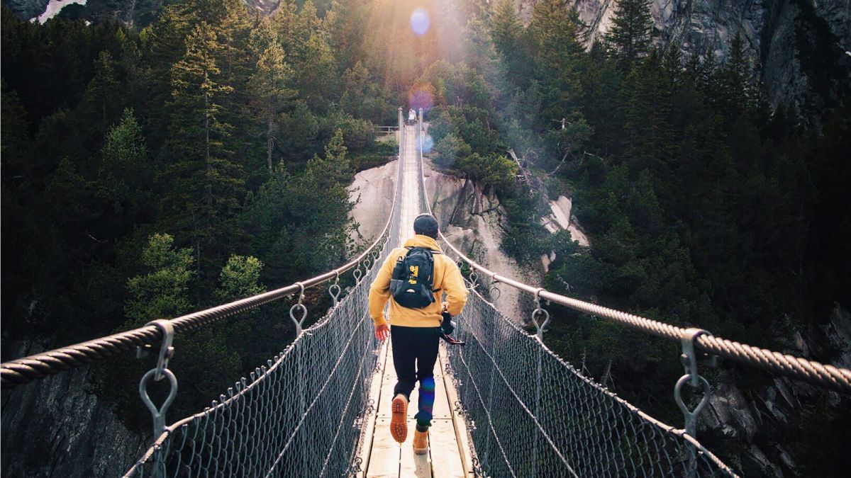 Человек бежит по мосту