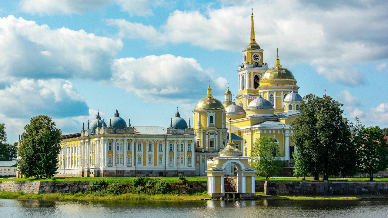 Монастырь на берегу озера