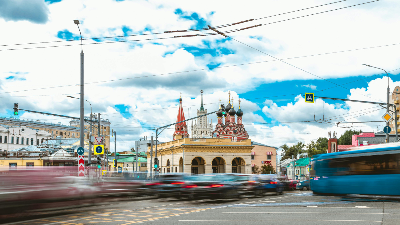 Смазанное движение транспорта, на фоне четкого изображения церкви