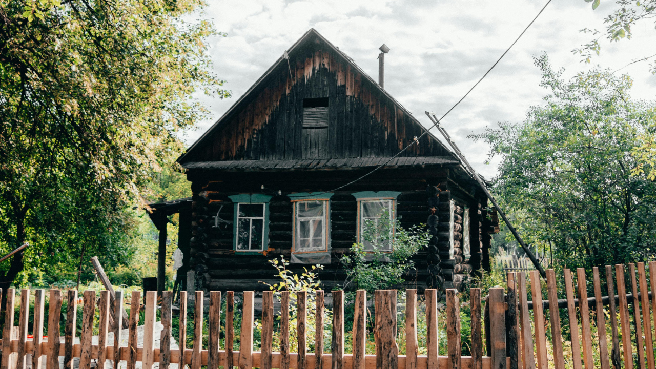 Деревянный дом в деревне