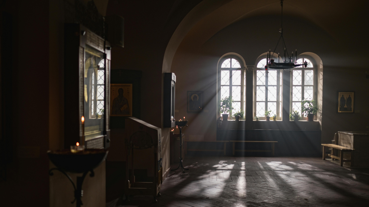 Солнечные лучи в церкви