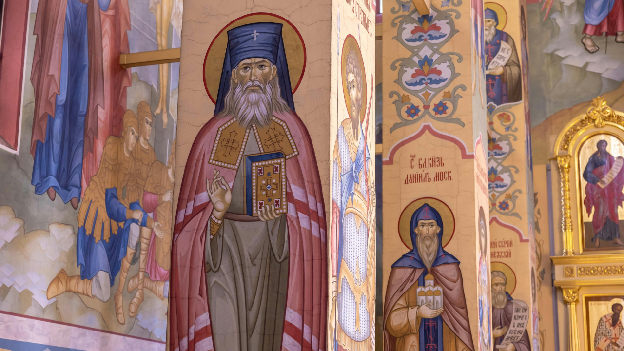 Храм расписанный иконами русских святых