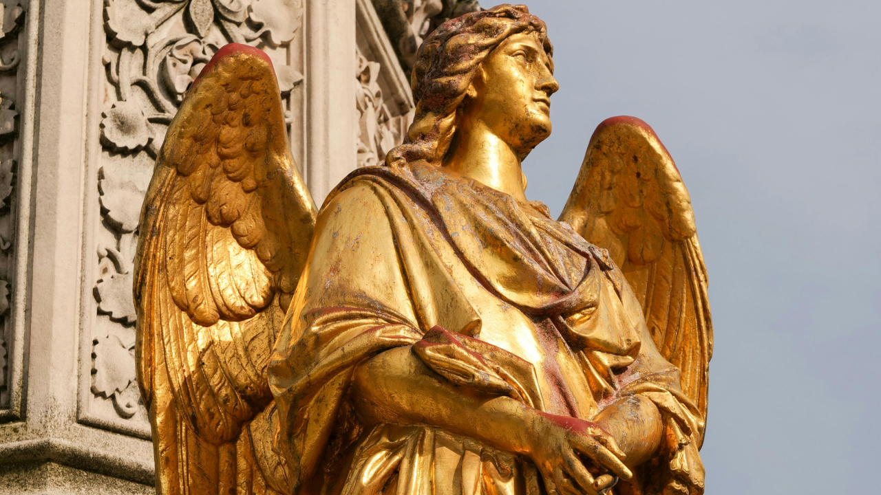 Позолоченная скульптура ангела